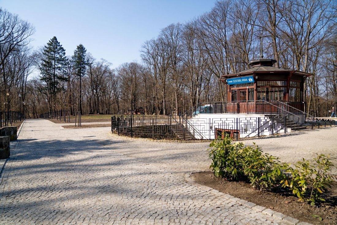 Zmiany w Parku Zdrojowym w Jastrzębiu-Zdroju. Zmodernizowano okolice letniej kawiarenki